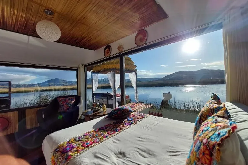 Habitación con ventanal sobre el Titicaca