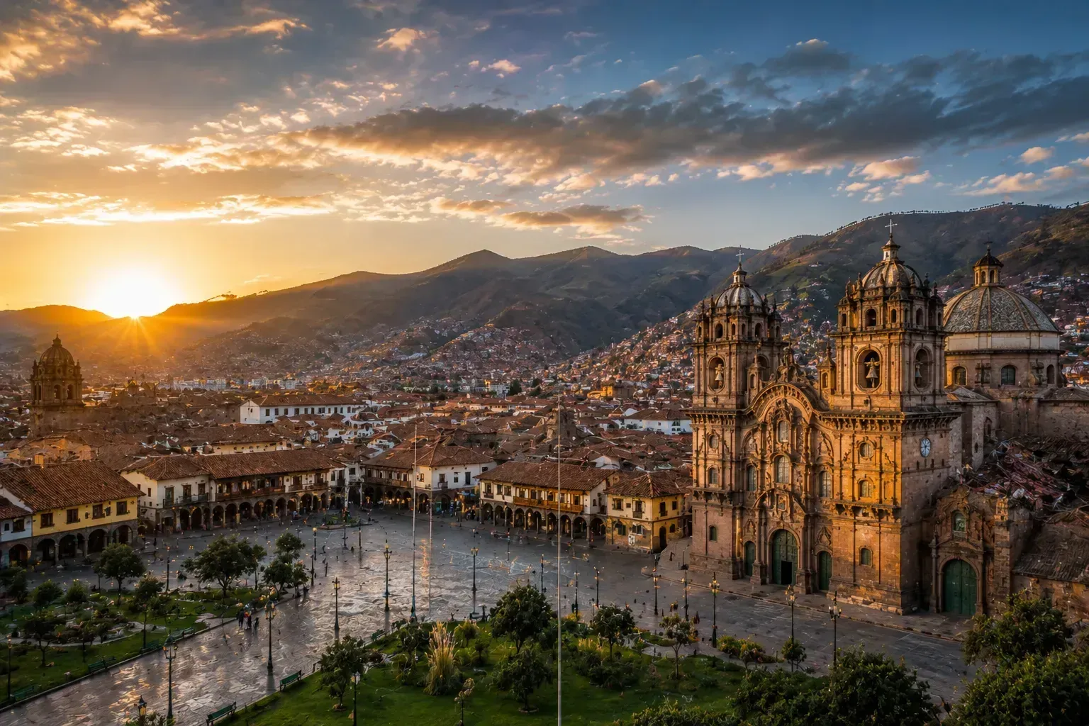 La Plaza de Armas del Cusco al anochecer
