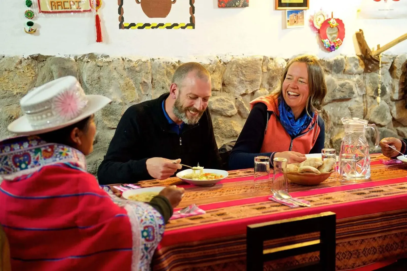 Mesa compartida con la comunidad anfitriona