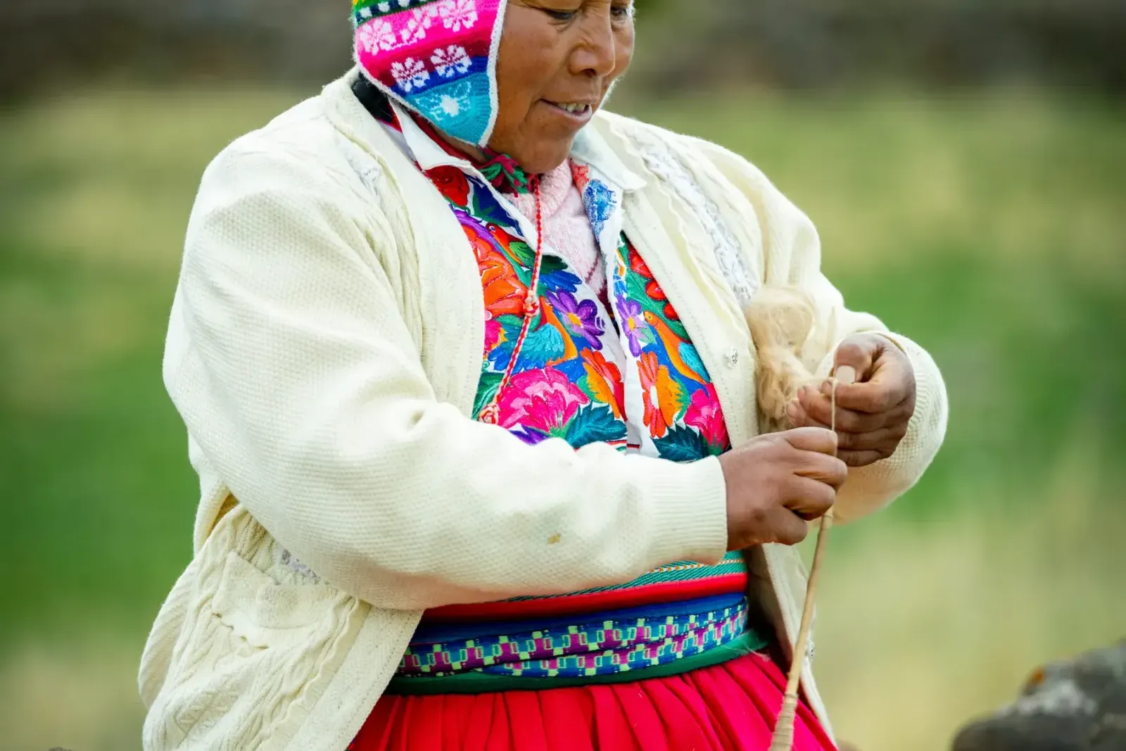Mujer de Amantaní hilando lana con el huso