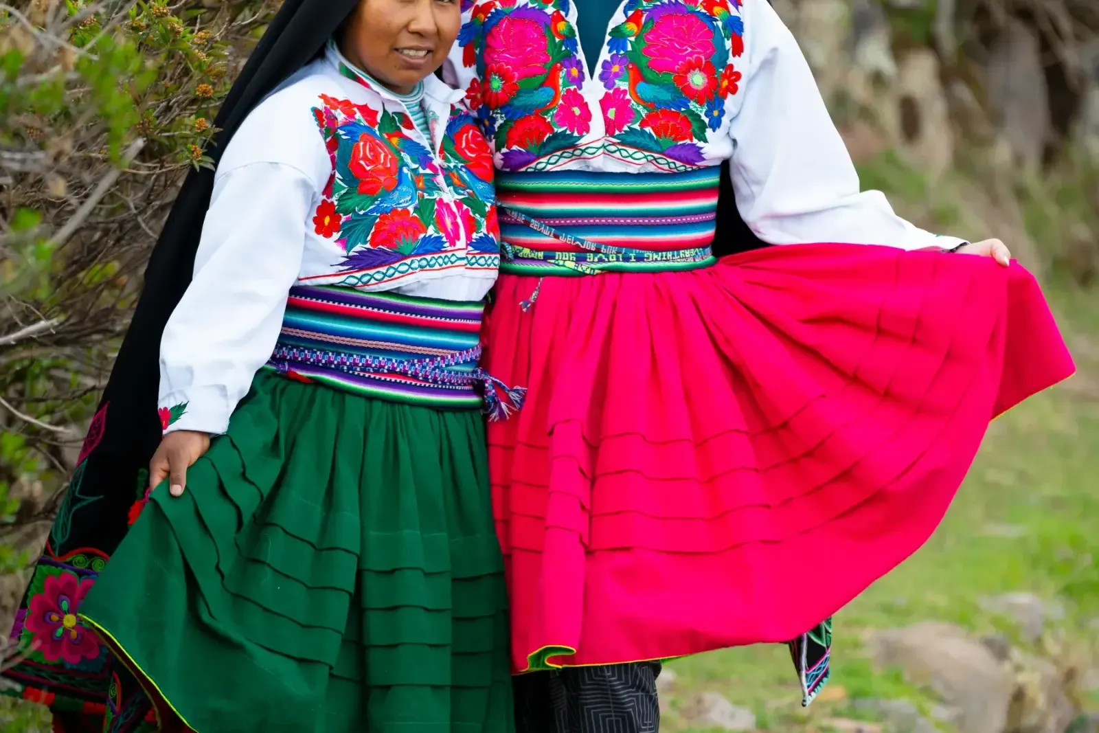 Viajera vestida con el traje de Amantaní junto a su anfitriona