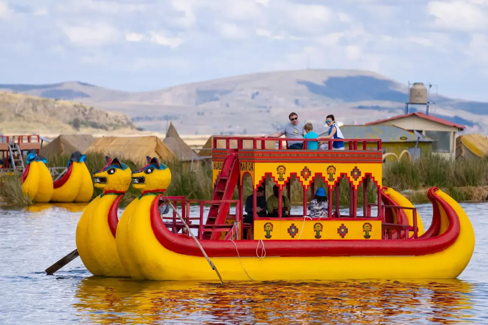 Balsa de totora de los Uros con viajeros a bordo